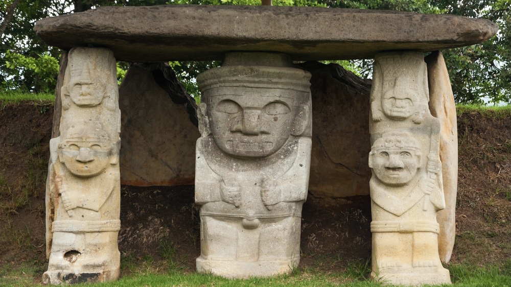 Ancient-pre-colombian-statues-San-Agustin-Colombia