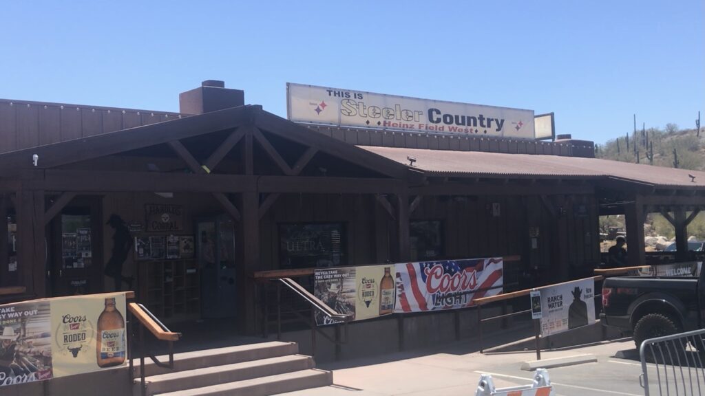 Harolds-Cave-Creek-Corral-Exterior-View