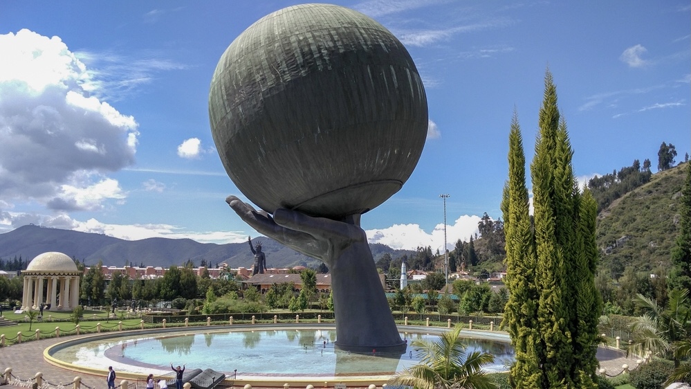 Jaime-Duque-Park-Globe-Display